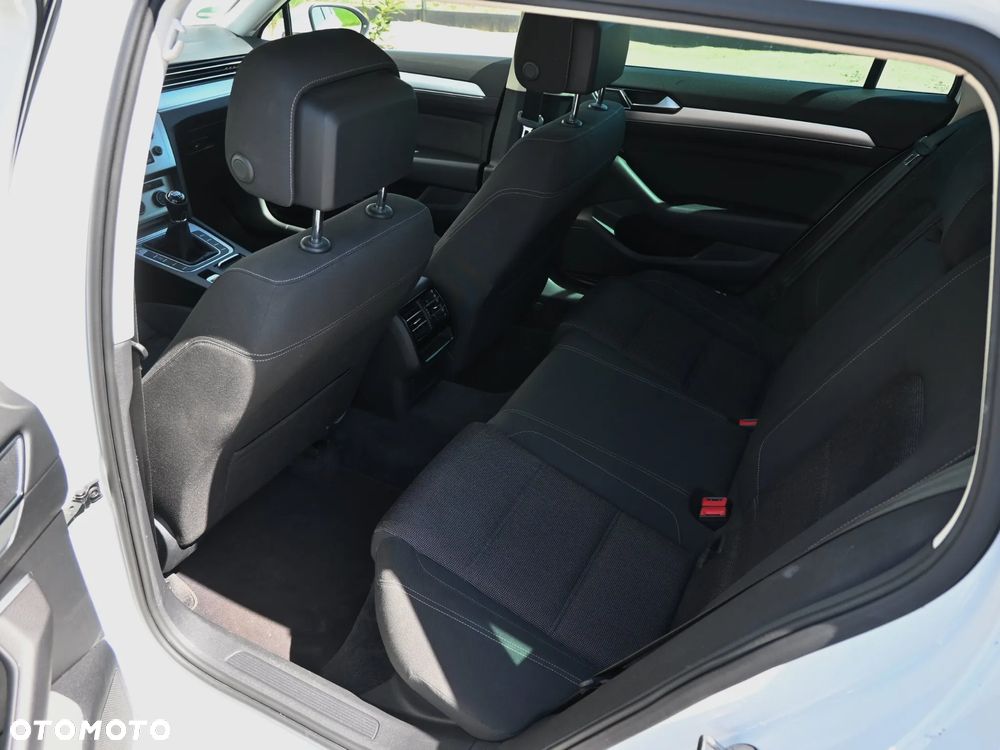 Volkswagen Passat - 18