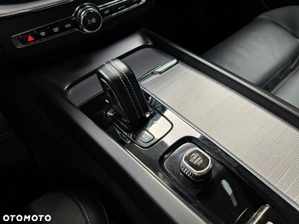 Volvo XC 60 T6 AWD Plug-In Hybrid R-Design - 36