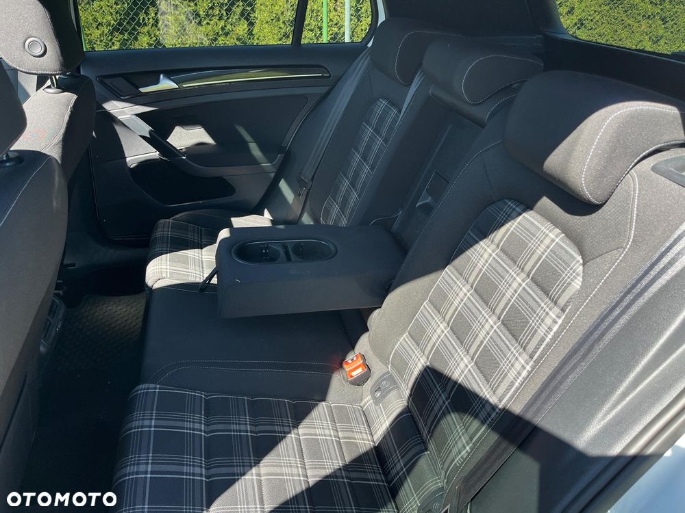 Volkswagen Golf - 11