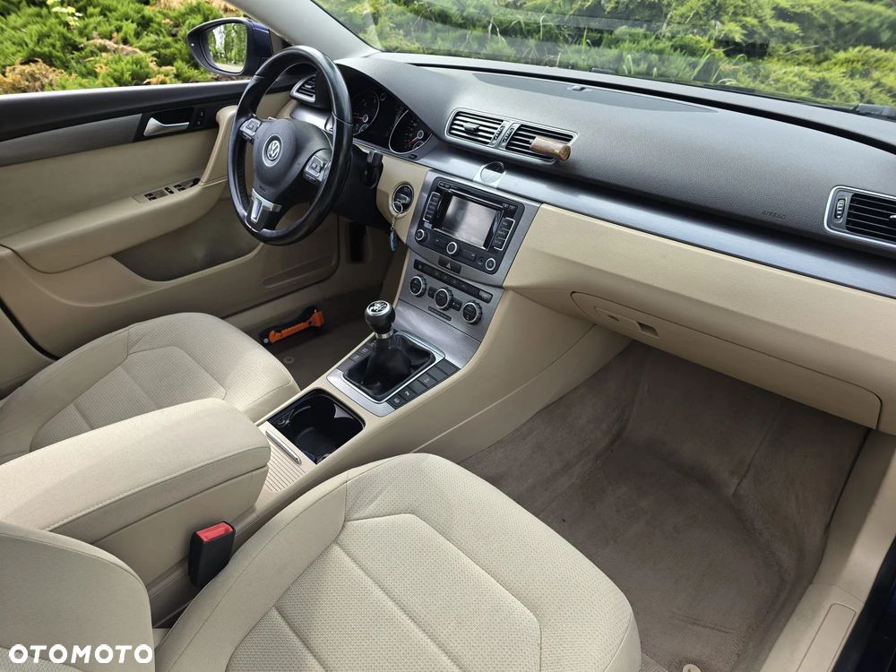 Volkswagen Passat 1.6 TDI BlueMotion Technology Comfortline - 12