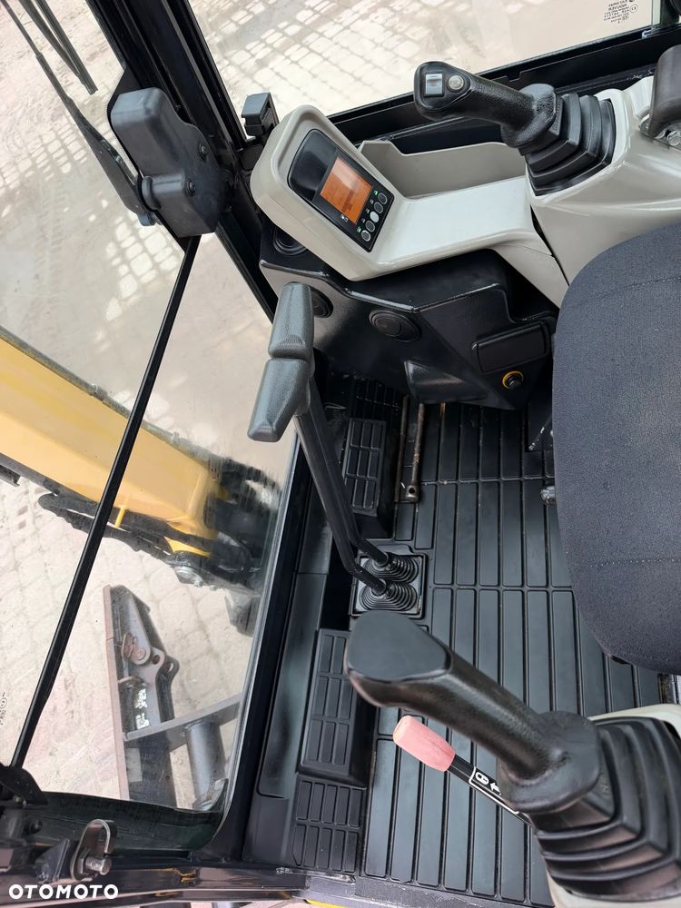 Yanmar SV18 Koparka Gąsienicowa 2 tony. Długie ramię PLUS. Szybkozłącze plus łyżka kopiąca. Rozsuwane Hydr. podwozie! Sprowadzona z Gospodarstwa Norweskiego! Maszyna jak Nowa z Salonu! 2017 rok. 1200 mtg! Gąsienice bez zużycia jak Nowe! szybka wolna jazda. Ani deka luzów i wycieków. OKAZJA Dodatkowe sekcje Hydrauliczne pod młot i wiertnice. Fabryczny lakier na podzespołach! Zebatki w pięknym stanie. Ogrzewana wentylowana Kabina. OKAZJA TANIO - 7