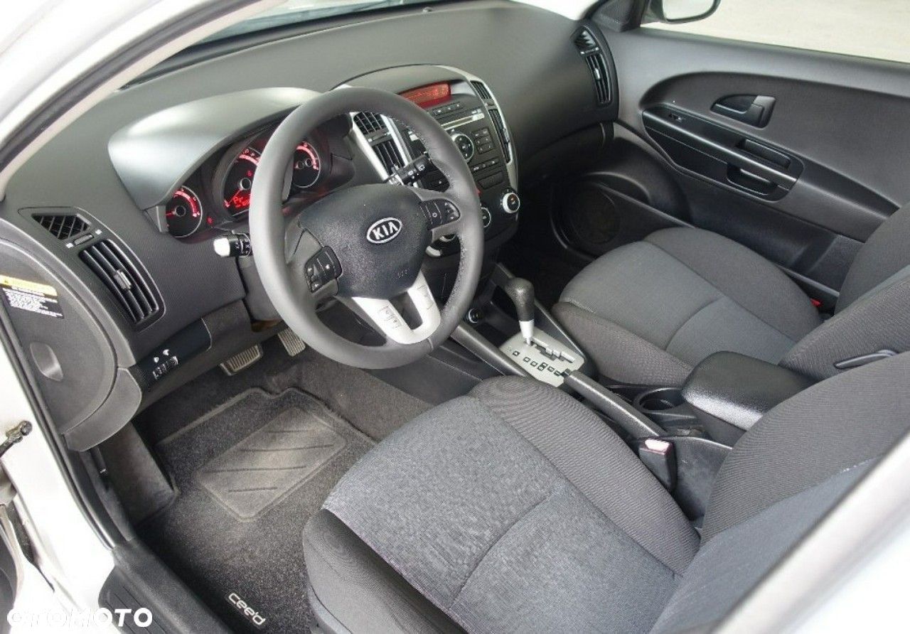 Kia Ceed - 11