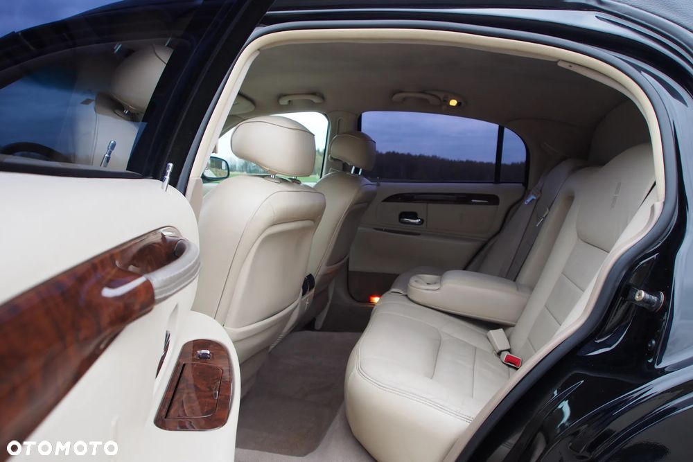 Lincoln Town Car - 16