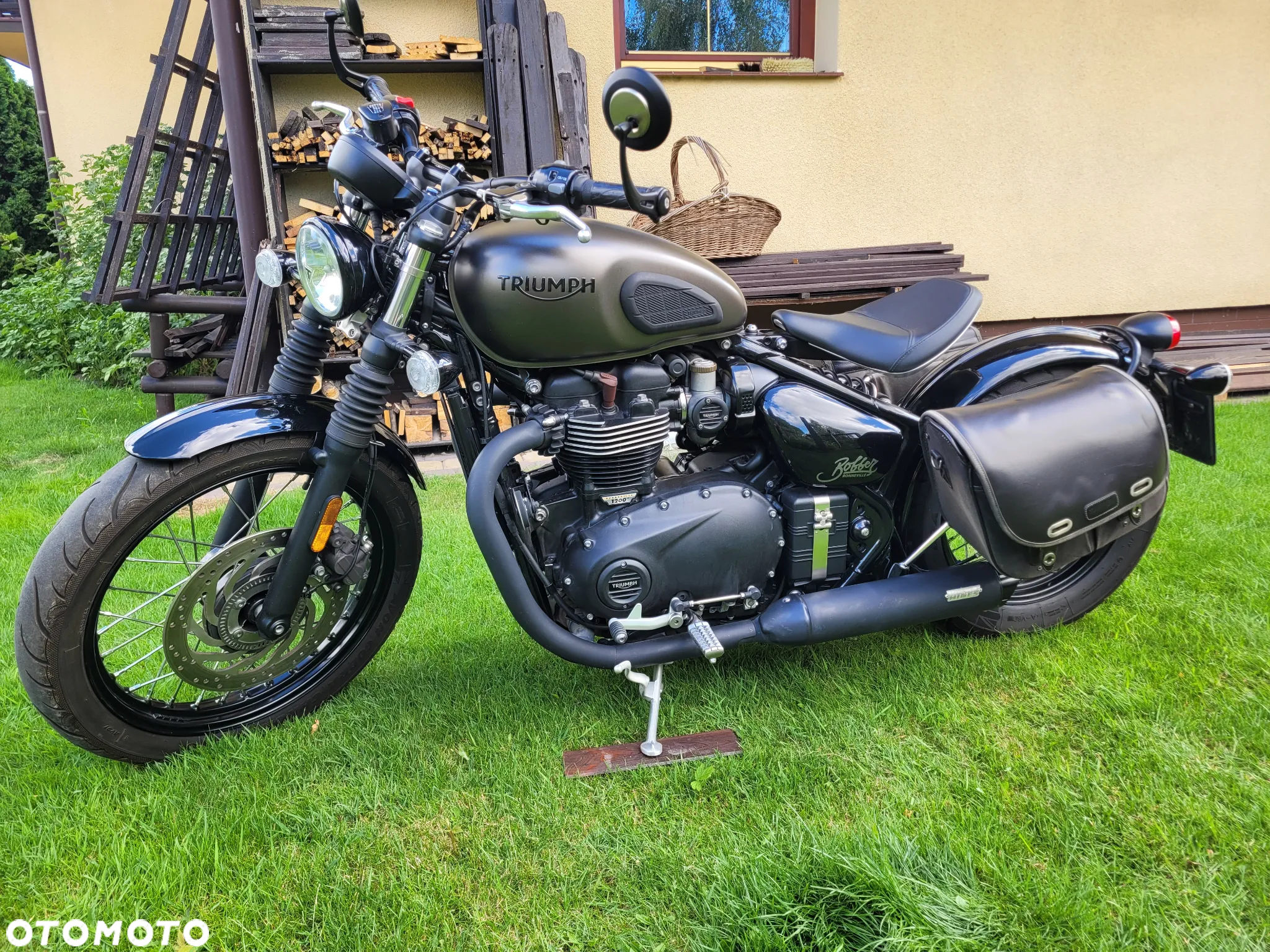 Triumph Bonneville Bobber - 3