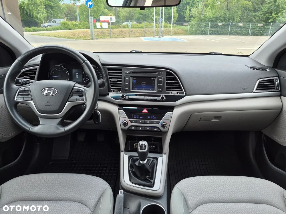 Hyundai Elantra 1.6 Comfort - 10