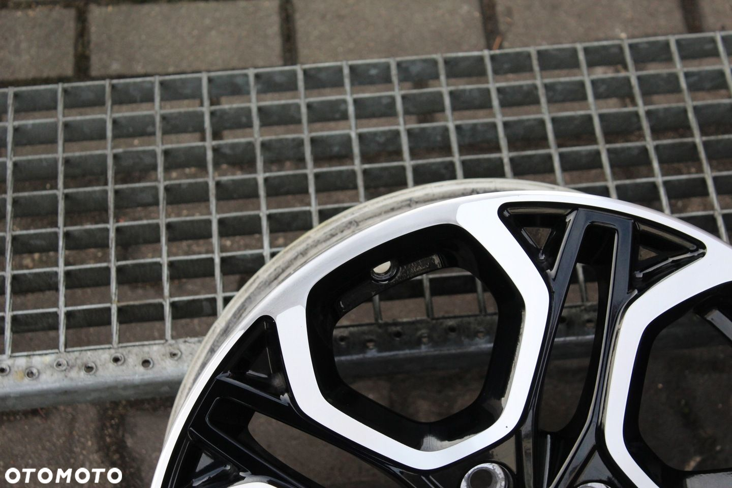 1x ORYG SUZUKI SX4 S-CROSS 17cali 5x114,3 ET50 6,5J SD24W4 - 2