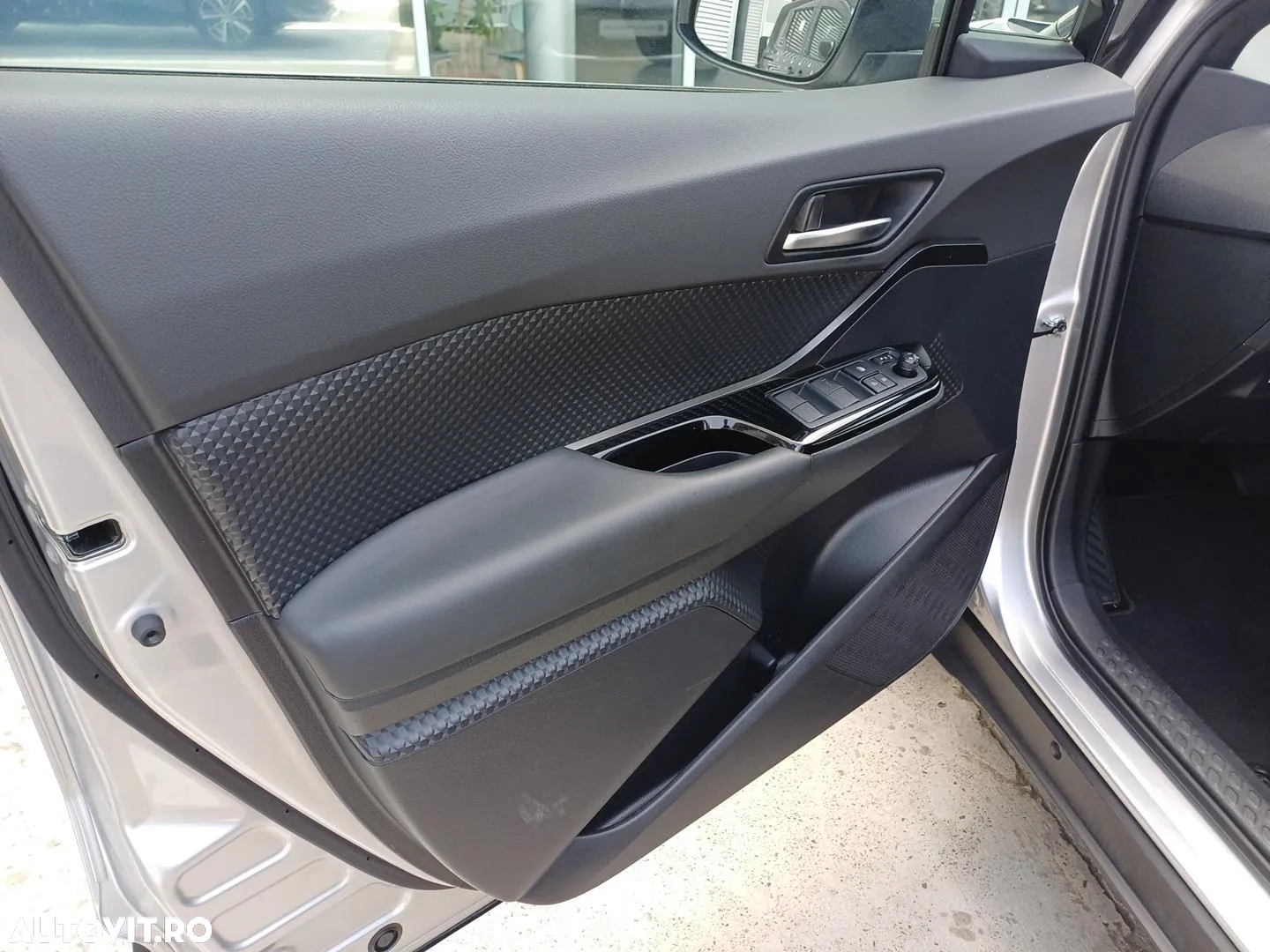 Toyota C-HR 1.8 HSD 122 CP 4x2 CVT C-lassy bi-tone - 9