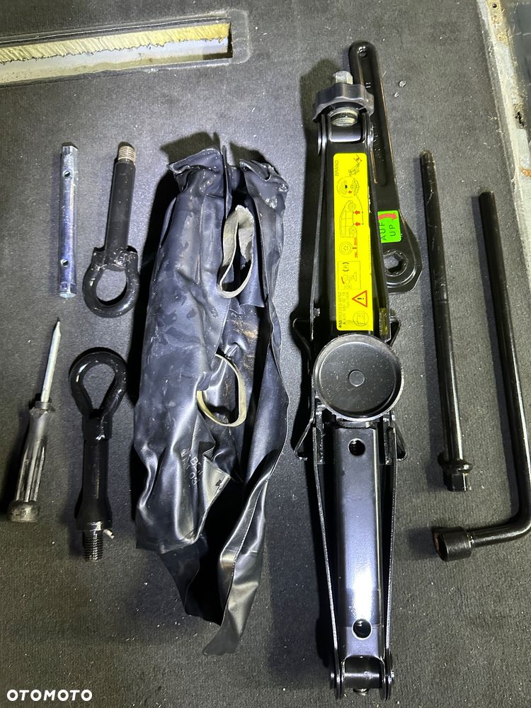 MERCEDES 447 lewarek podnośnik ucho holownicze grzechotka  klucz do windy koła 639