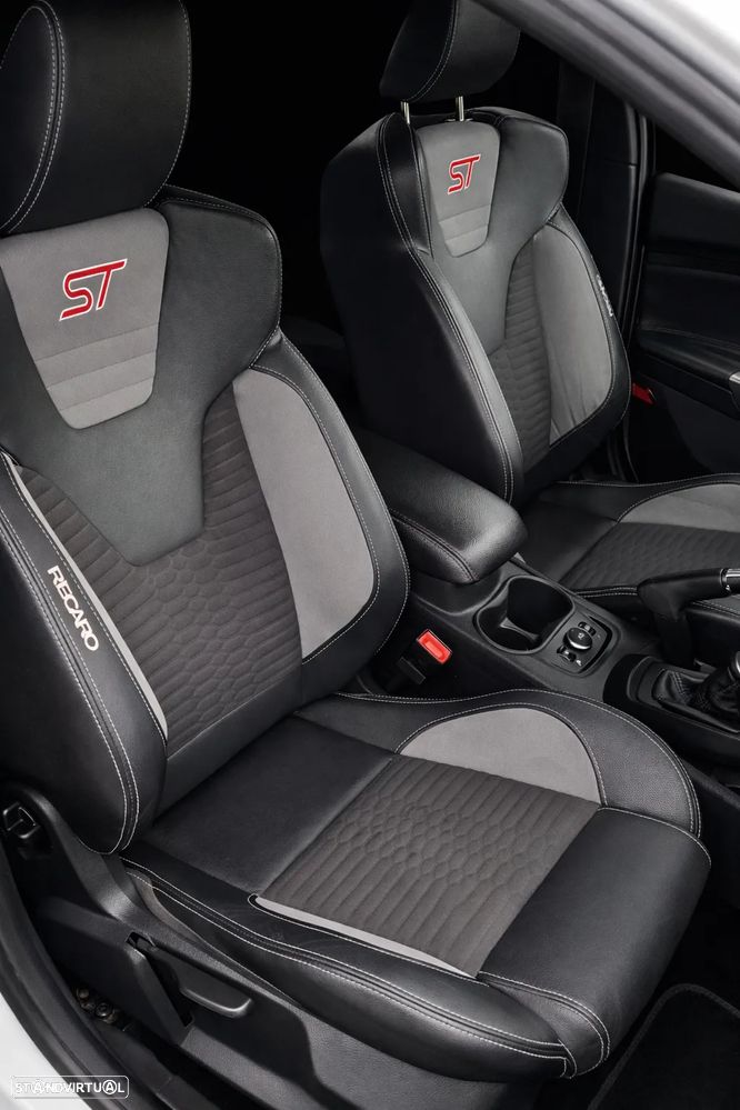 Ford Focus 2.0 EcoBoost ST c/ Pack Pele Desportiva - 15