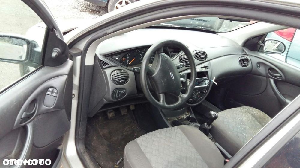 Części ford Focus mk1 kombi  1.4 16V srebrny - 5