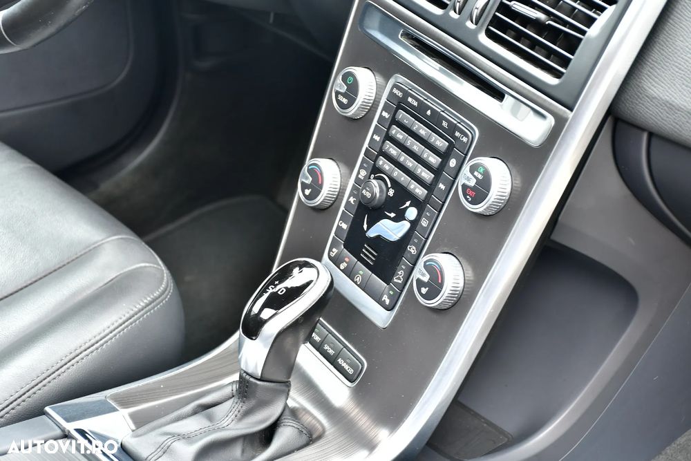 Volvo XC 60 D5 AWD Geartronic Summum - 8