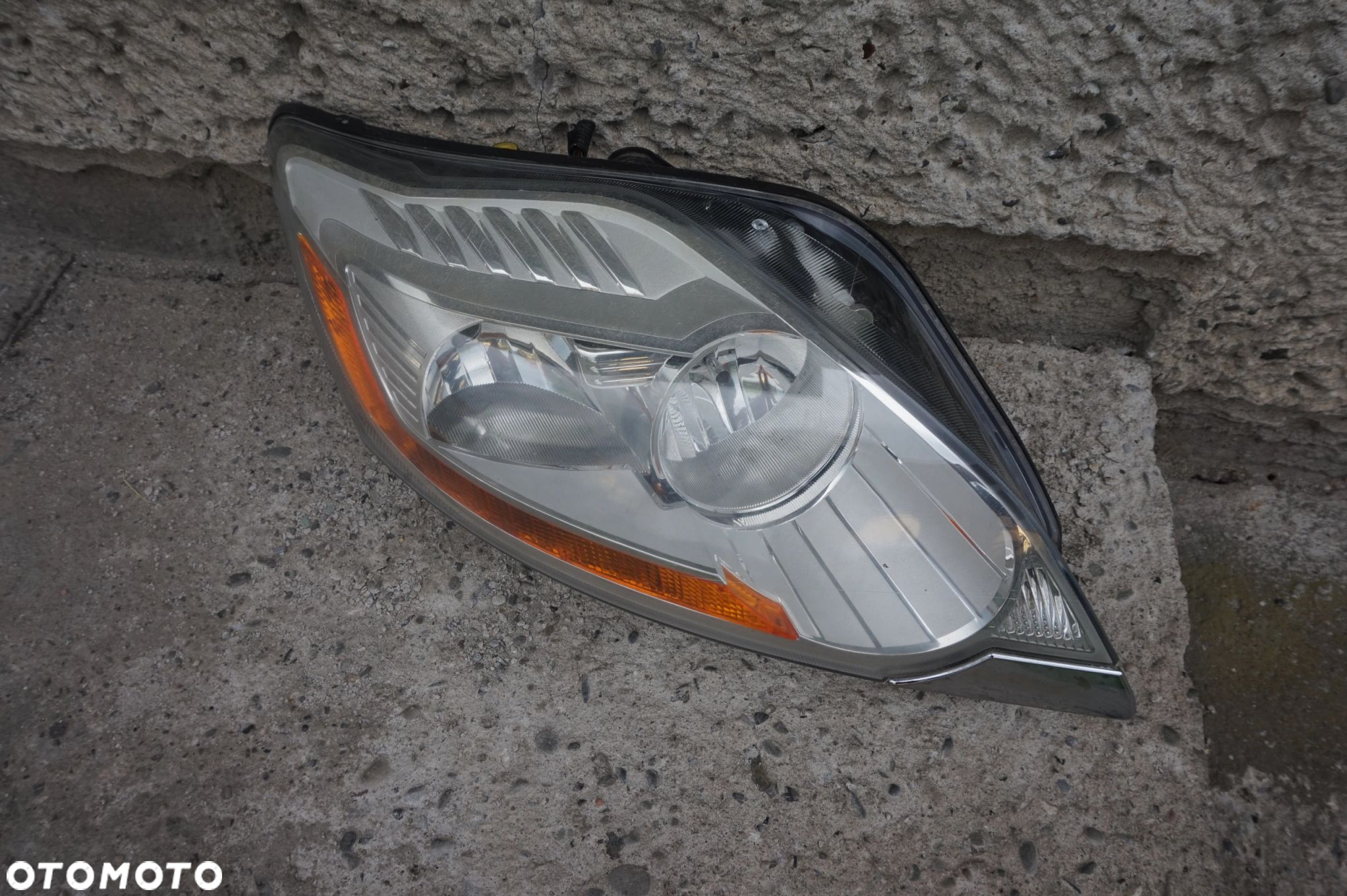 LAMPA PRZEDNIA PRAWA FORD KUGA MK1 - 2