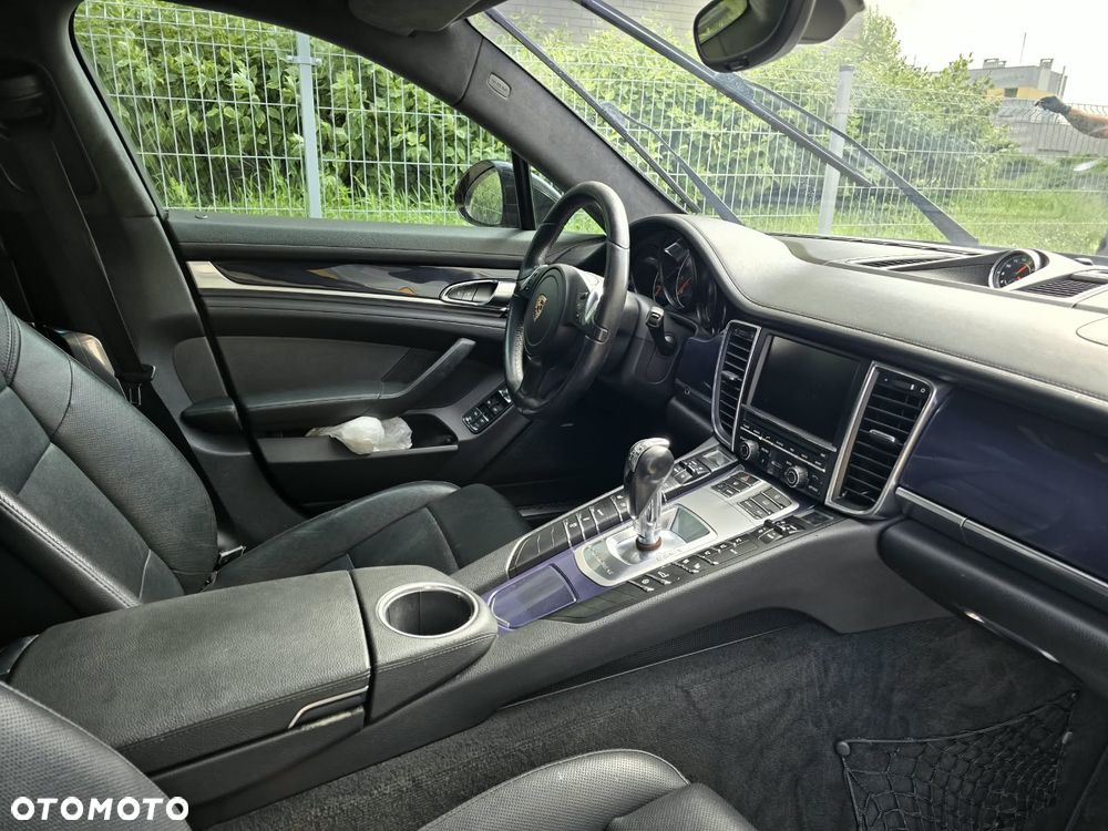 Porsche Panamera 4 Platinum Edition - 8