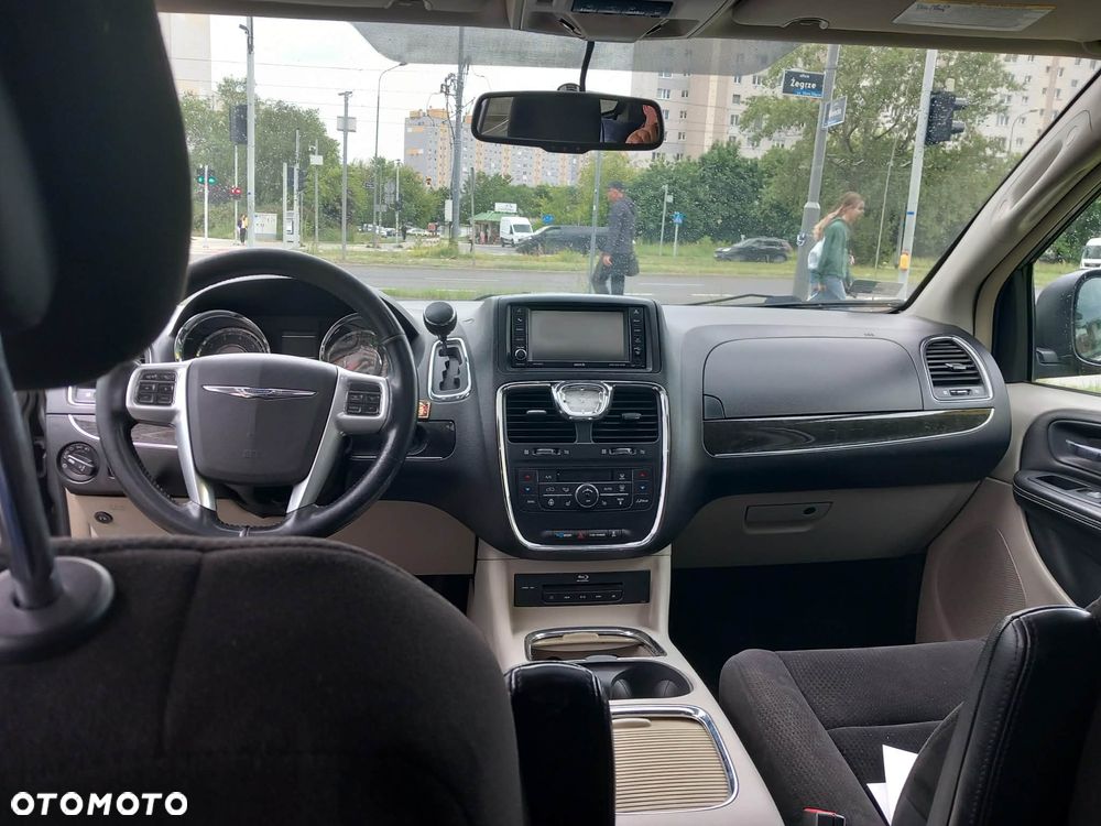 Chrysler Town & Country - 6