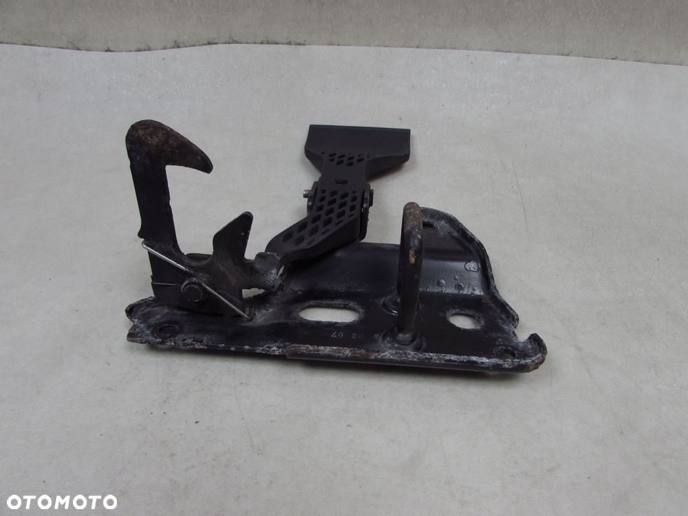 AUDI A4 B7 04-08 ZAMERK RYGIEL MASKI 8E0823480F - 3