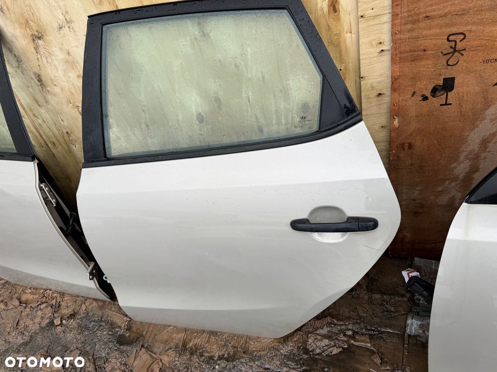 Hyundai i30 kod lakieru QU hatchback błotnik prawy lewy przedni przód drzwi prawe lewe przednie tylne srebrne szare lampa prawa lewa przednia przód soczewka maska pas przedni wąż klimy klapa tył tylnia klapa bagażnika lampy tylnie belka tył zderzak tył tylni - 18