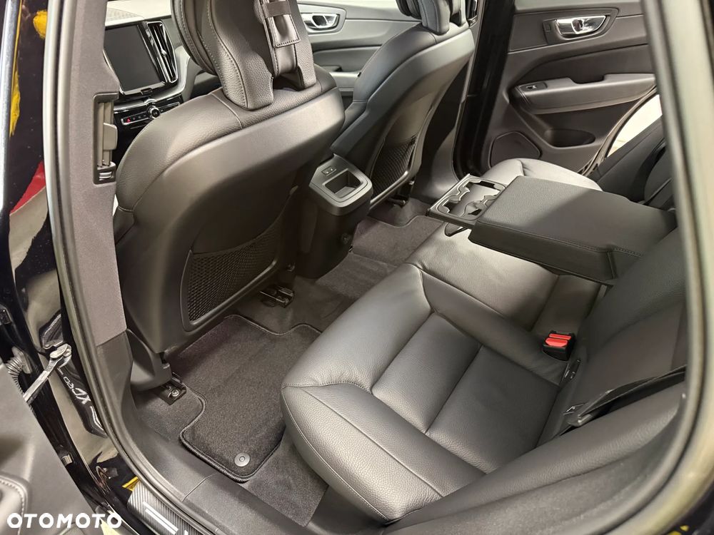 Volvo XC 60 B4 D AWD Geartronic Momentum Pro - 36