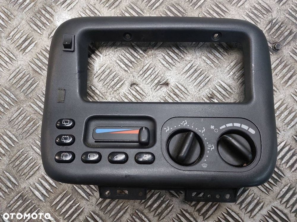 PANEL NAWIEWU KONSOLA ŚRODKOWA RAMKA CHRYSLER VOYAGER III P04677935AB - 1