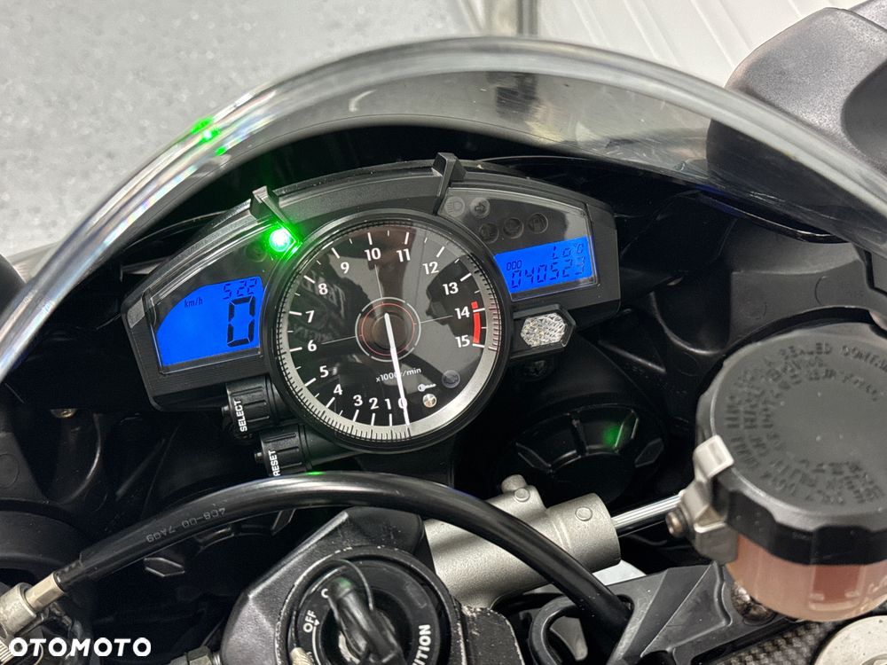 Yamaha R1 - 29
