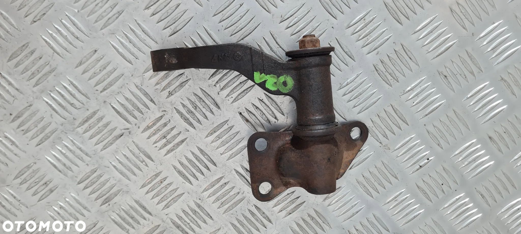 Nissan Navara D21 Wspornik Drążka Kierowniczego - 1