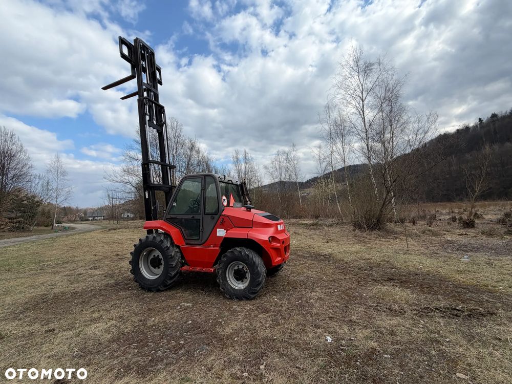 Manitou M30-4 T Wózek Widłowy 4X4 TERENOWY. 1910mtg. Maszyna Jak Nowa! Maszt Triplex WOLNY SKOK! 2016rok. z Norweskiego Gospodarstwa. Silnik PERKINS TURBO 90km. DEKRA Aktualna 2026rok! 3 tony Udzwig! Posuw wideł Hydrauliczny! Jazda REWERS+4 biegi. Ani deka luzów czy wycieków! Zadbana Maszyna! Okazja. Podzespoły jak Nowe tłoczyska suche! 5,5 wys. Podnoszenia - 37
