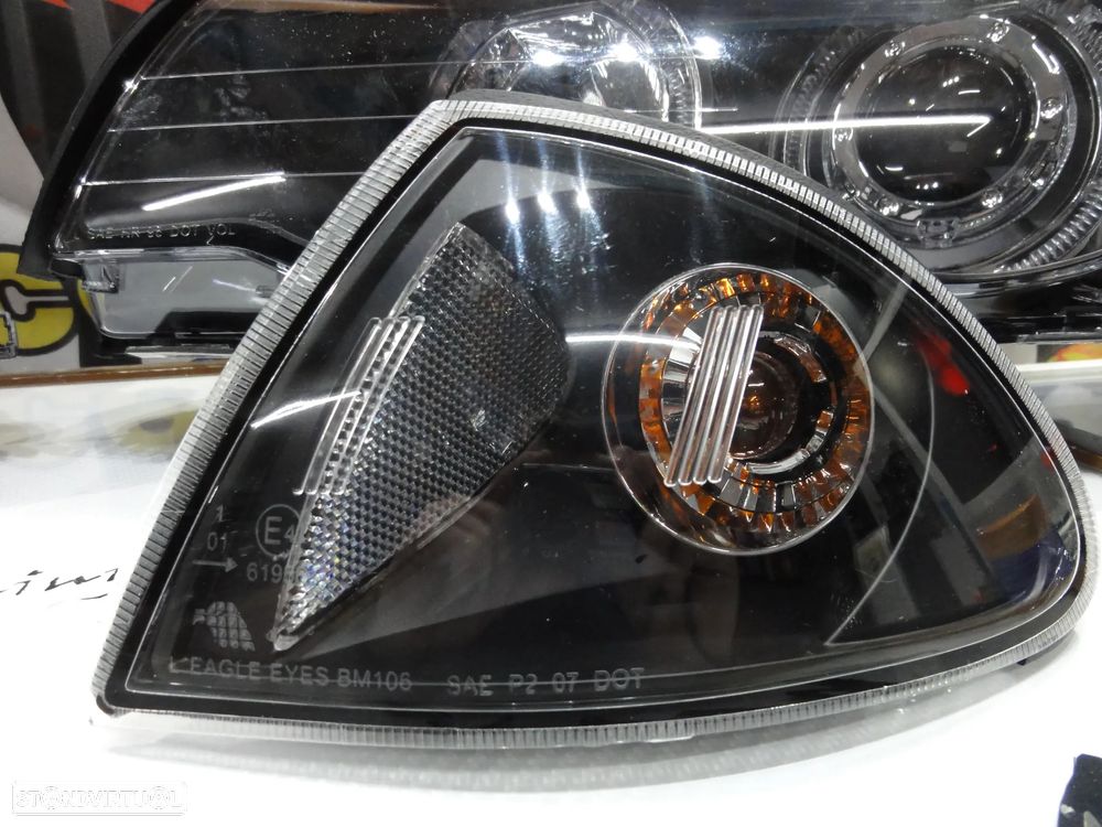 Faróis angel eyes com luz branca 5000k para BMW E46 4 portas / limosine 98-01 fundo preto com angel eyes em branco - 7