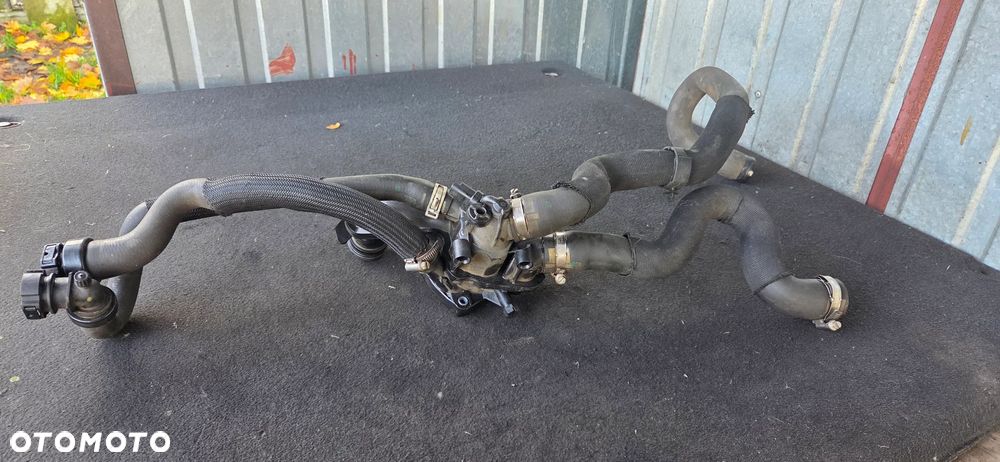 Obudowa termostatu 9810916880 przewody wody Citroen Peugeot 1,6 VTI - 1