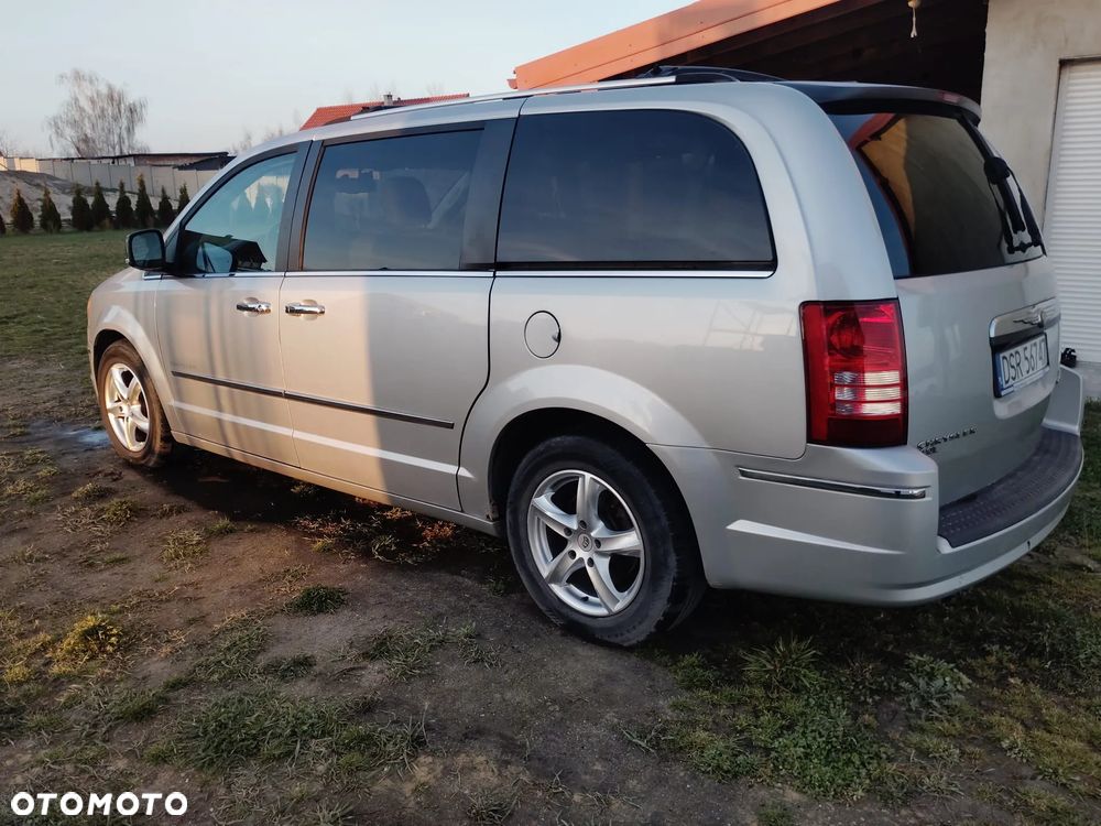 Chrysler Town & Country - 8