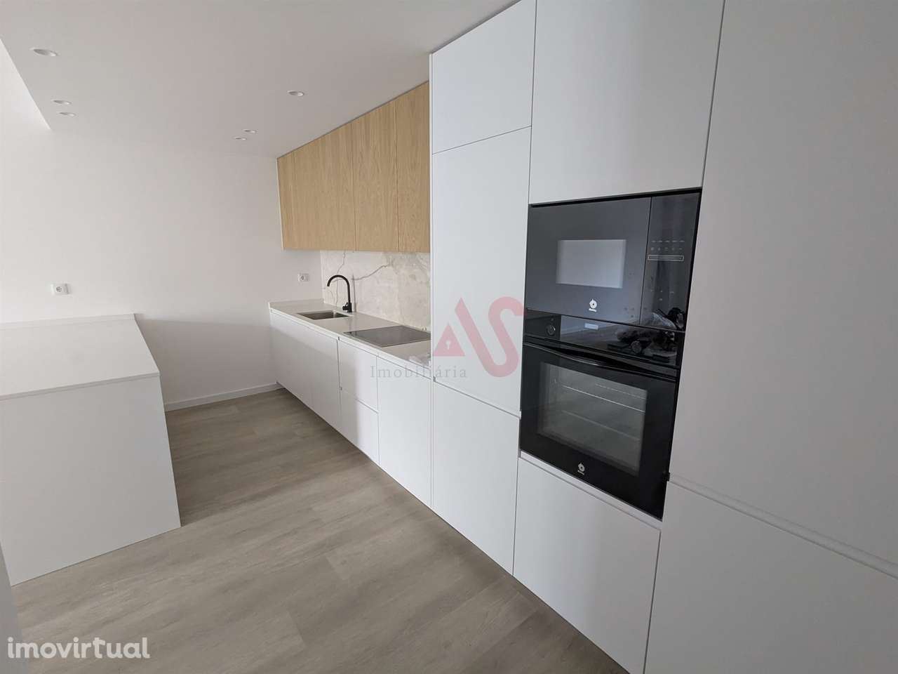 Apartamento T2 com Terraço – 333,70 m² + Arrumo 5,40 m² em Matosinhos - Grande imagem: 2/21