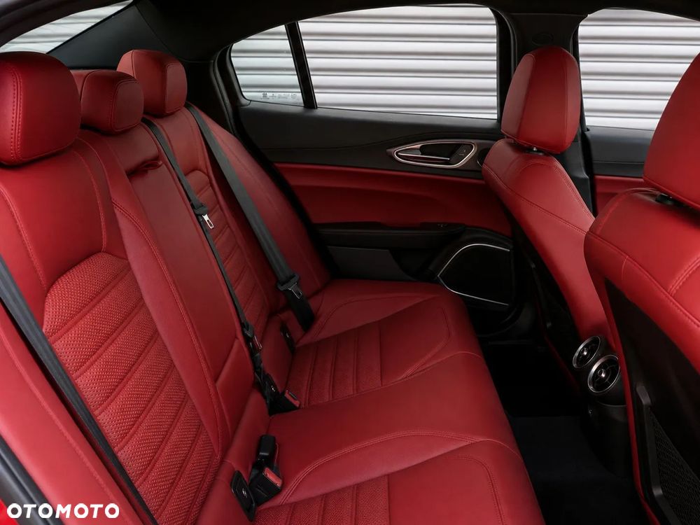 Alfa Romeo Giulia 2.0 Turbo 16V AT8 Veloce Ti - 16