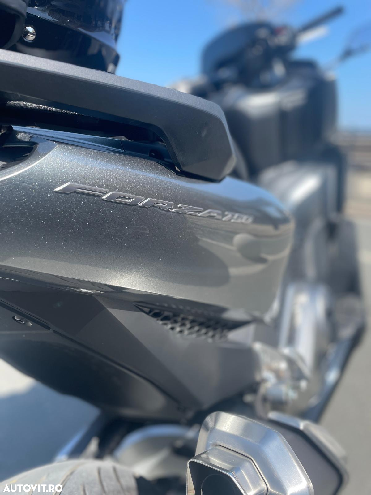 Honda Forza 750 - 4
