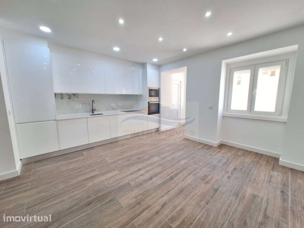 Apartamento T2 com logradouro na Venda Nova. Prédio e fracções remo... - Grande imagem: 4/32