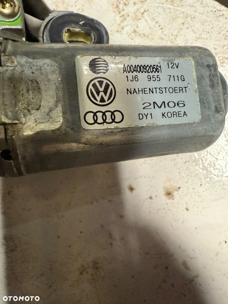 VOLKSWAGEN GOLF 4 SILNICZEK TYLNEJ WYCIERACZKI - 3