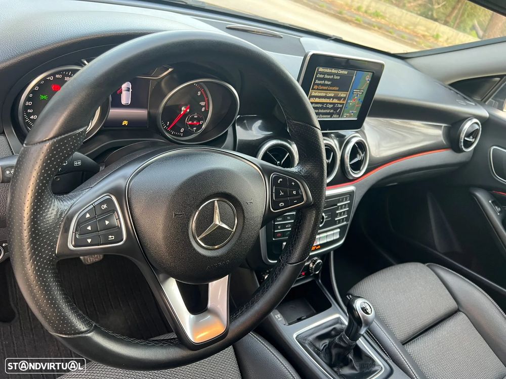 Mercedes-Benz CLA 180 d Shooting Brake AMG Line - 32