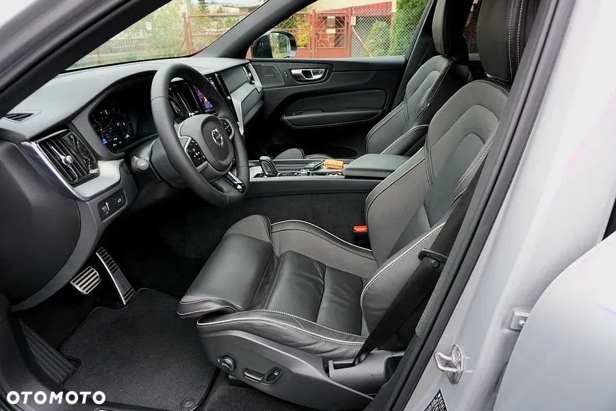 Volvo XC 60 B4 D AWD Plus Dark - 20