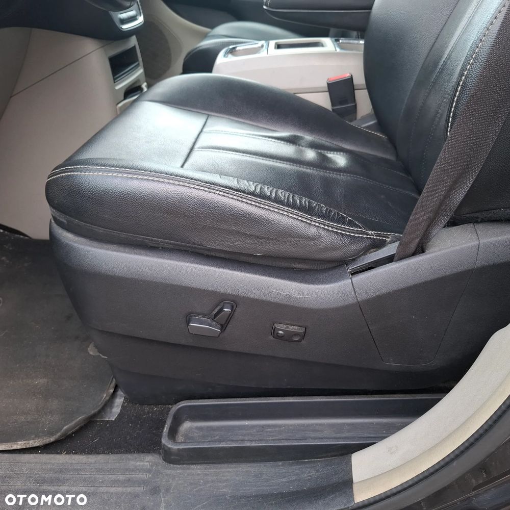 Chrysler Town & Country - 15