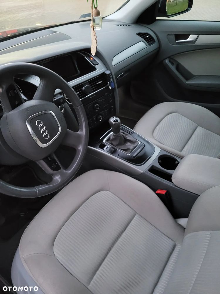 Audi A4 Limousine - 8