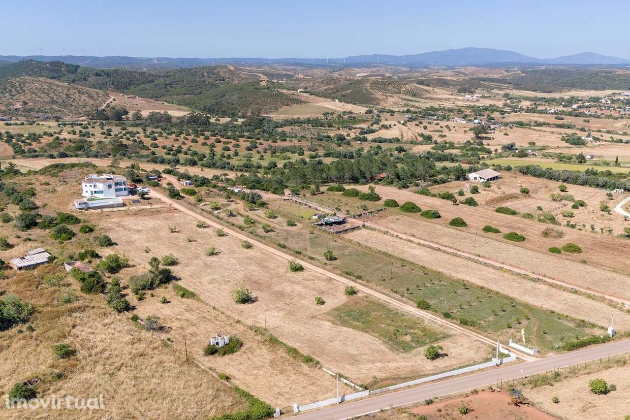 CASA DE CAMPO RENOVADA COM 4 QUARTOS, PISCINA E 1,5 HECTARES DE TERREN - Grande imagem: 3/50