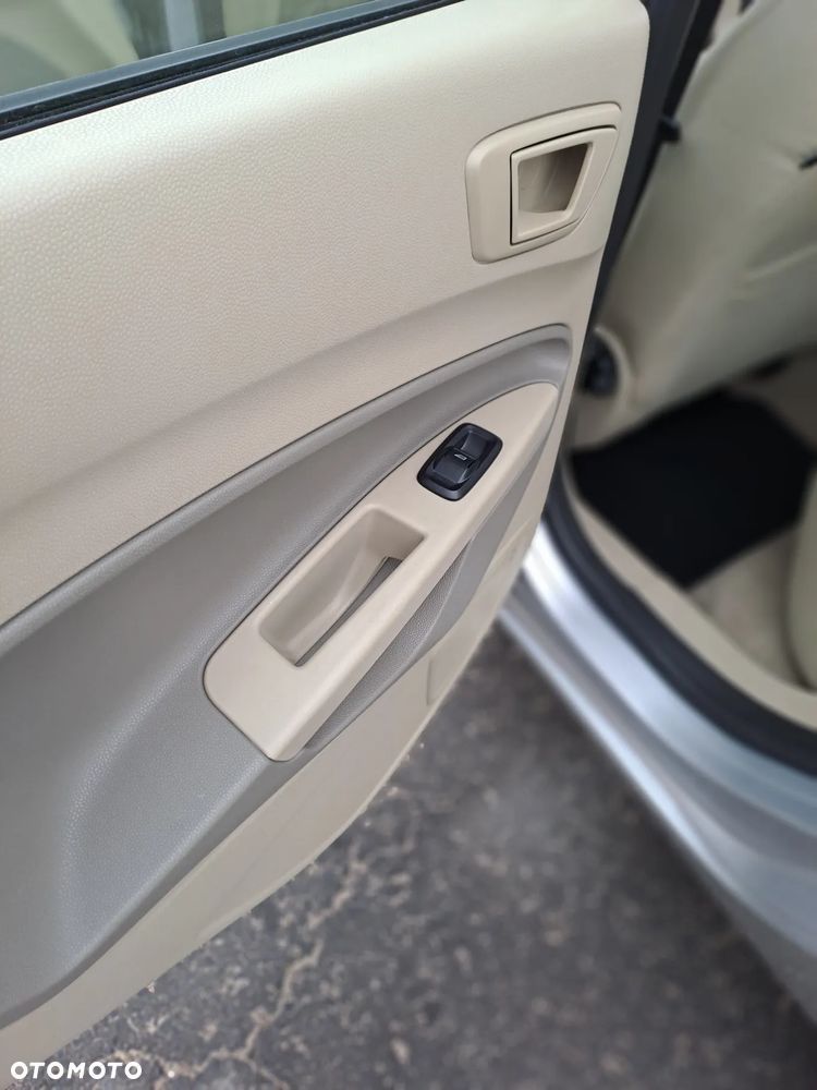 Ford Fiesta 1.4 Ghia - 11