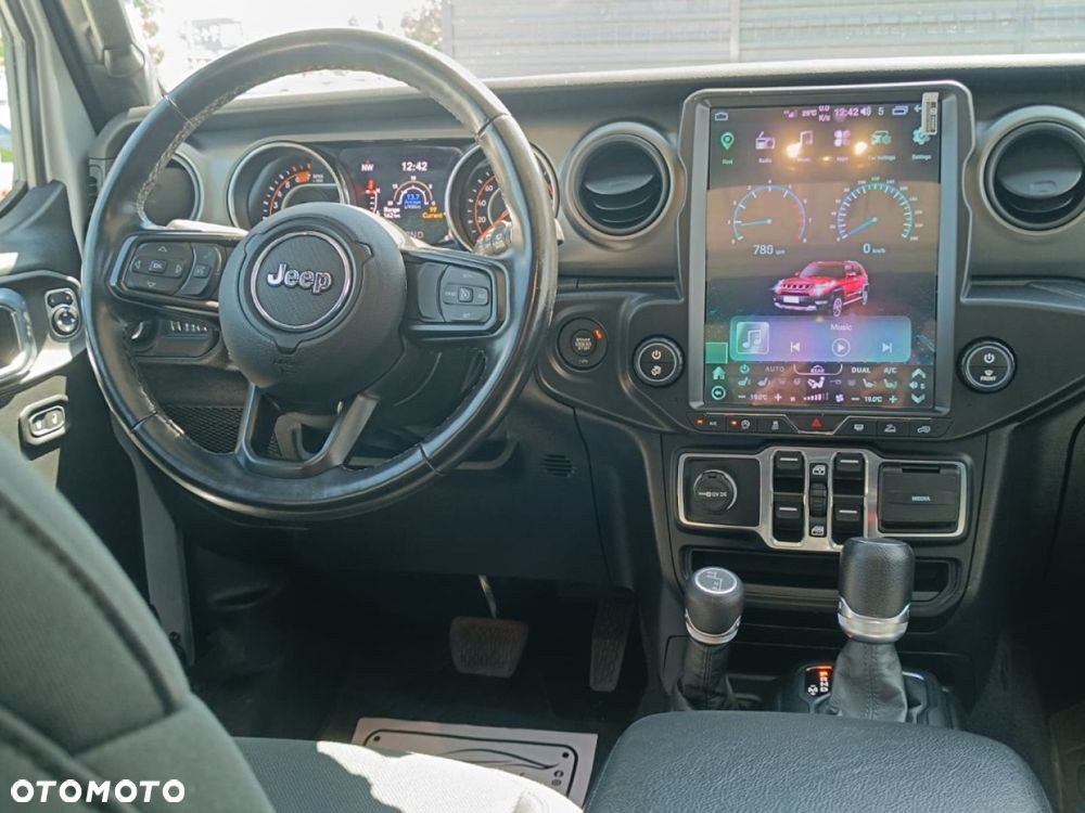 Jeep Wrangler - 8