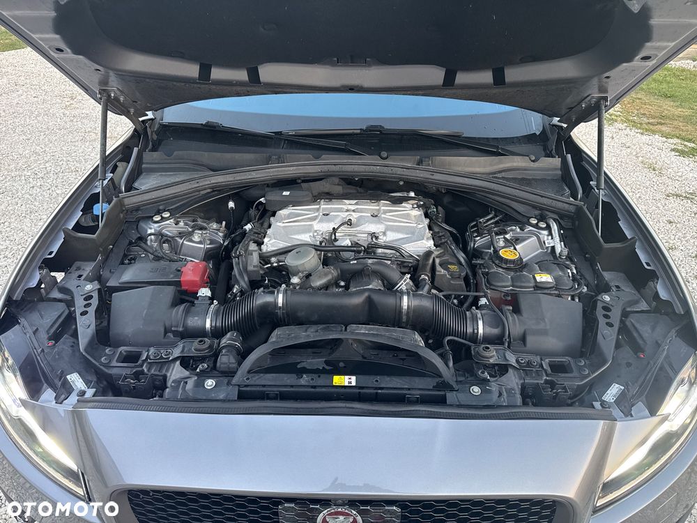 Jaguar F-Pace AWD SVR - 26