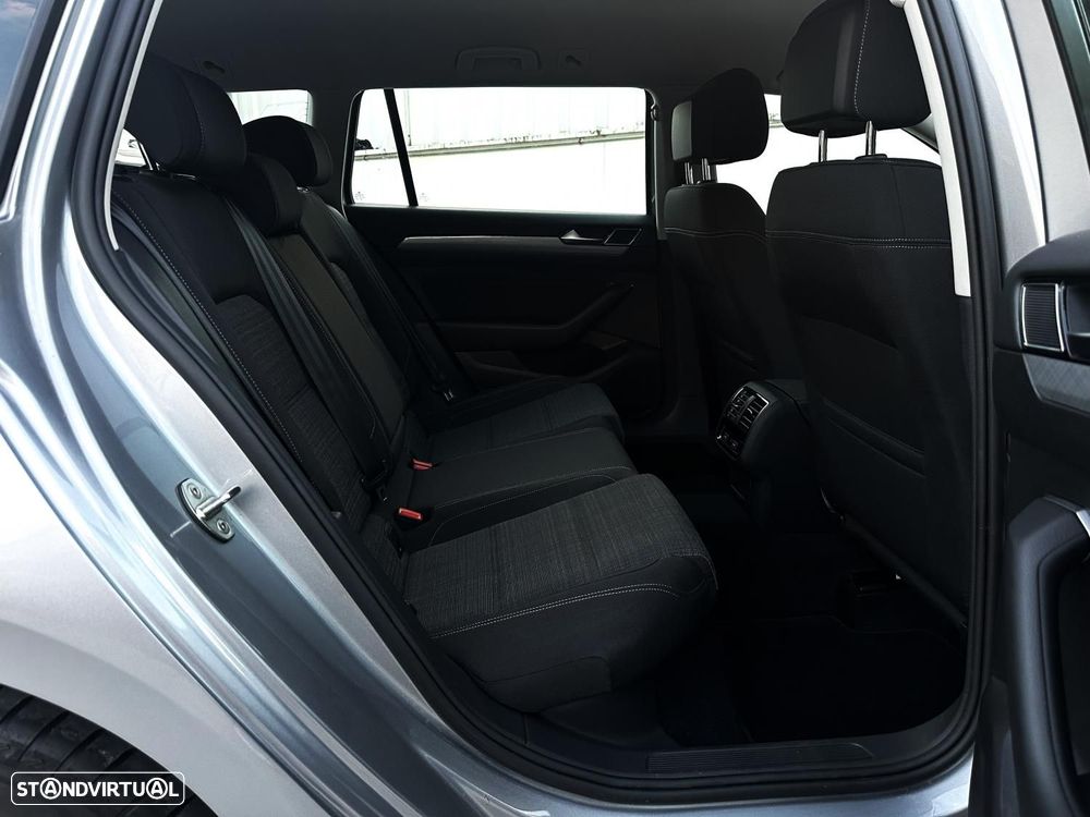 VW Passat Variant 2.0 TDi Business DSG - 23