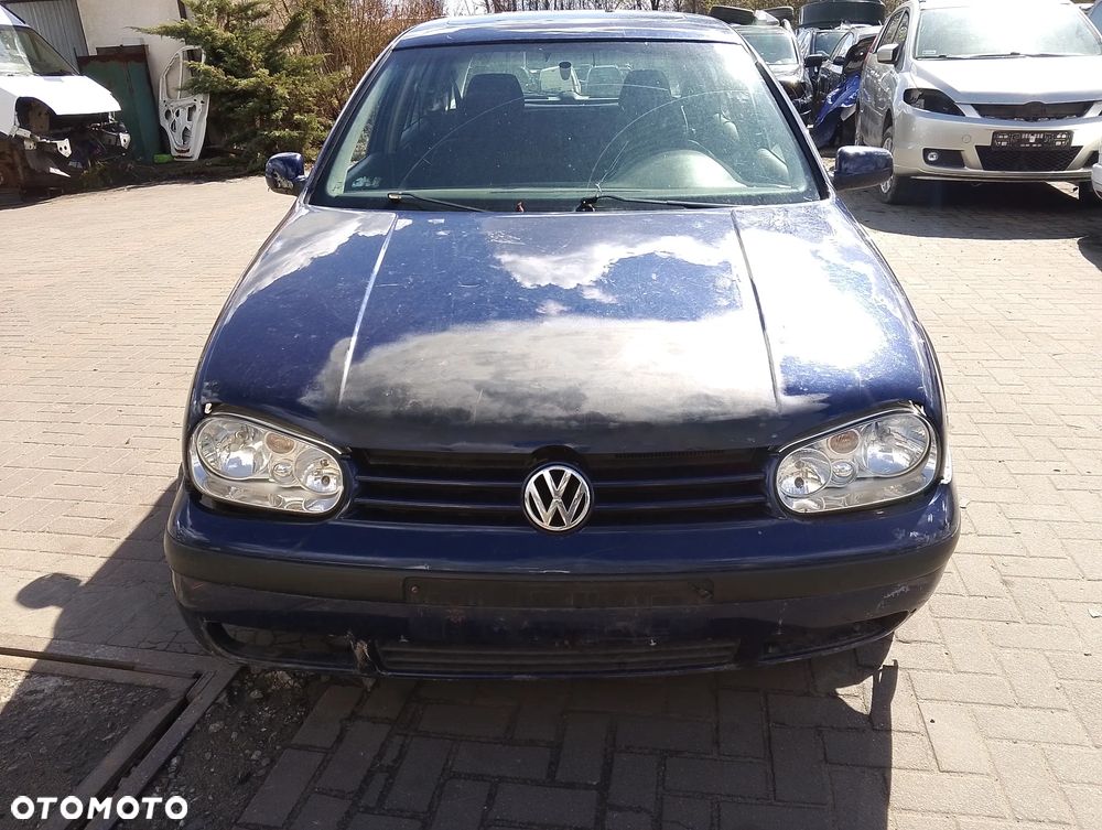 Volkswagen Golf IV (97-06r.) 1.6B 104KM. Silnik ATN,  AUS,  AZD,  BCB Skrzynia ERT,  DLP,  DNZ,  DRZ,  CZB,  DUS,  DUU,  DUV  lakier LB5N.Cały na części. GWARANCJA !!! Przód Tył Zestaw Komplet Drzwi Klapa Zderzak Błotnik Maska Grill Atrapa Szyba Pas Lampa Lusterko Boczki Fotel Kanapa Kokpit Deska Rozdzielcza Przełącznik Włącznik Sterownik Przewody Wiązka Instalacja Moduł Komputer Czujnik Listwa Pompa Alternator Wtryski Głowica Rozrusznik Kompresor Sprzęgło Dwumas Silnik Skrzynia ABS Klimatyzacji Paliwa Wspomagania Kolektor Turbina Przepustnica Zawór Chłodnica Koło Hak Belka Sanki Zawieszenie Mcpherson Półoś Amortyzator Wydech Tłumik Zacisk Most - 2