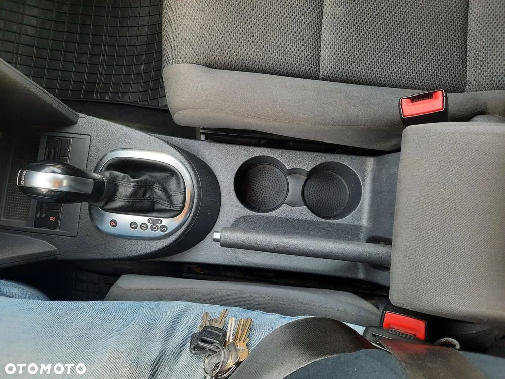Volkswagen Touran 1.6 TDI DPF BlueMotion Technology DSG Trendline - 32