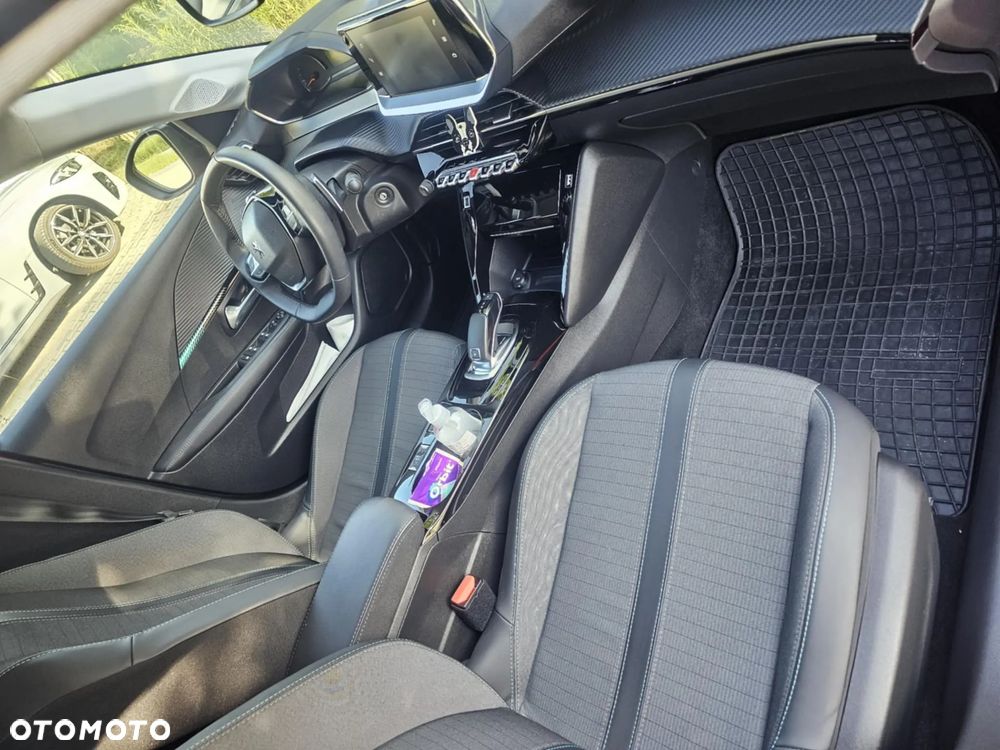 Peugeot 208 - 8