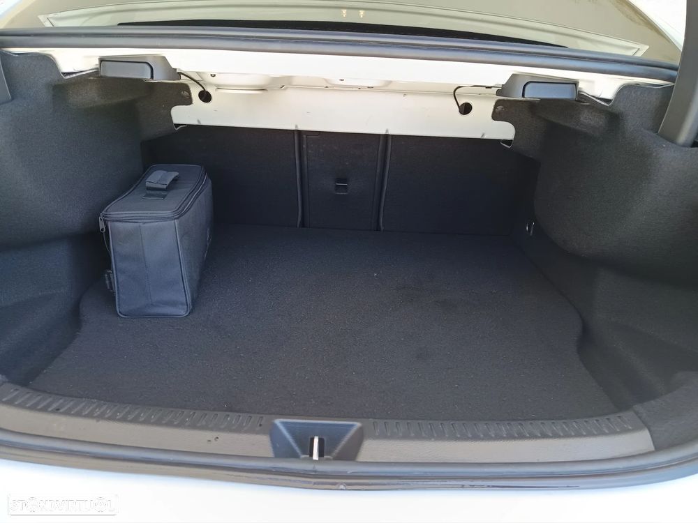 Mercedes-Benz A 250 Limousine e AMG Line - 21