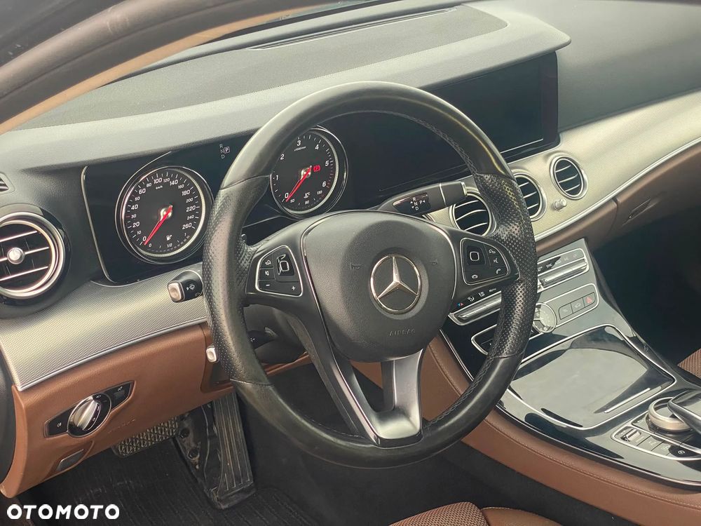 Mercedes-Benz Klasa E 220 d 4-Matic 9G-TRONIC - 11