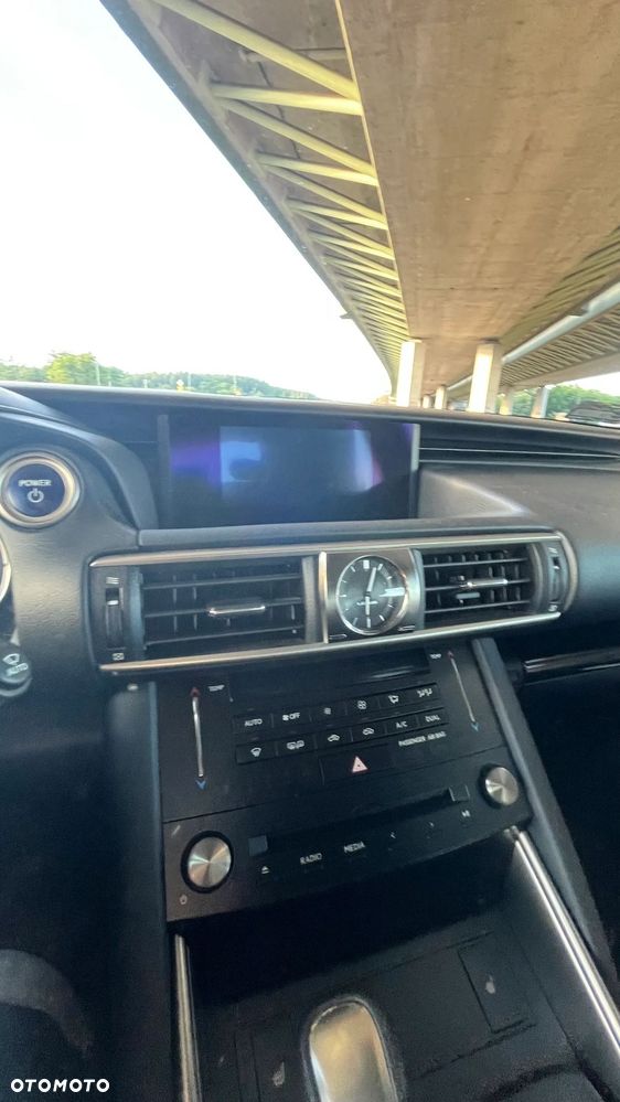 Lexus IS 300h Elegance - 13