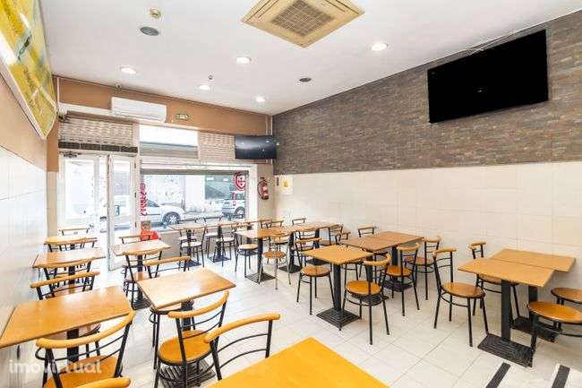 Prédio  2 Apartamentos 2 lojas Venda Barreiro - Grande imagem: 4/28