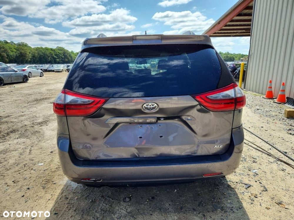 Toyota Sienna - 6